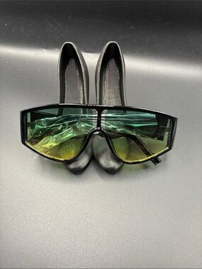 Video girl Women’s Fashion Shield Sunglasses - Green-Yellow Gradient
